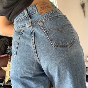 The CUTEST VINTAGE MOM JEAN LEVIS